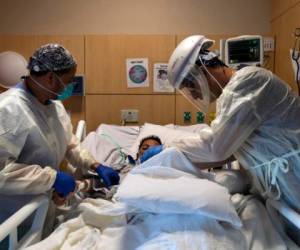 Muchos de los hospitales de California ya no tienen espacio para tratar a los enfermos.