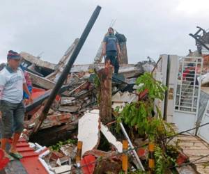 Al menos 300 casas y un centro de salud presentaban daños y unas 15,000 personas estaban en albergues temporales. Foto: AP