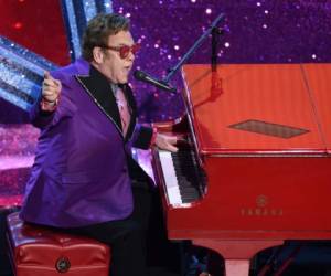 En esta foto del 9 de febrero del 2020, Elton John interpreta '(I'm Gonna) Love Me Again', el tema de 'Rocketman' nominado a mejor canción original, durante la ceremonia de los premios Oscar en Los Ángeles.