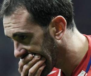 El uruguayo Diego Godín perdió tres de sus dientes en un duro choque con un portero. (AFP)