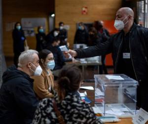 Las autoridades instaron a las personas especialmente vulnerables al covid-19 a votar entre las 9 de la mañana y el mediodía. AP.