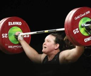 En esta imagen del 9 de abril de 2018, la neozelandesa Laurel Hubbard levanta peso en la final de mujeres de más de 90 kilos en los Juegos de la Mancomunidad de 2018, en Gold Coast, Australia.