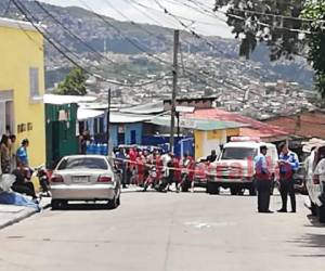 La víctima quedó tirada en una acera, enfrente de su vivienda. Foto Estalin Irías