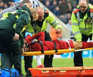 Después de varios minutos tendido en el césped, Mohamed Salah, que no pareció perder la consciencia en ningún momento, fue sacado del terreno de juego en camilla. Foto: Agencia AFP.