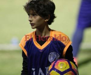 El pequeño Matías, hijo de Diego Vazquez, concentrado en las cercanías de la cancha del estadio Nacional de Tegucigalpa. (Fotos: Ronal Aceituno / Grupo Opsa)