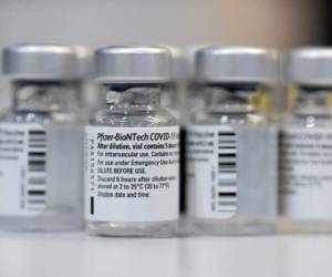 La nueva adquisición de la vacuna anticovid, tiene como objetivo controlar todas las variantes del virus. FOTO: AFP
