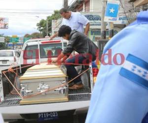 El cuerpo fue retirado de la morgue capitalina a bordo de una patrulla policial. Foto: Estalin irías