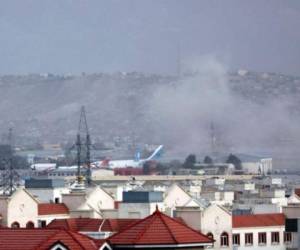 La multitud congregada en el aeropuerto ha provocado escenas de caos y hubo al menos ocho fallecidos. FOTO: AFP