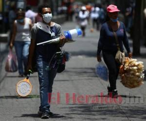 No todas las personas hacen uso de mascarillas cuando salen de sus casas, algunos por descuido o desinterés, mientras que otros no las adquieren por los altos costos que se ofrecen en distintos comercios. Foto: Emilio Flores / EL HERALDO.