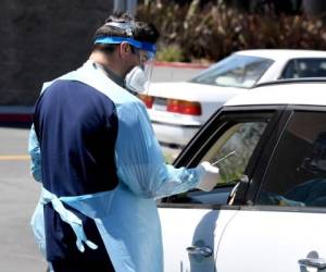 En el mundo entero las personas permanecen confinadas para detener el brote. Foto AFP