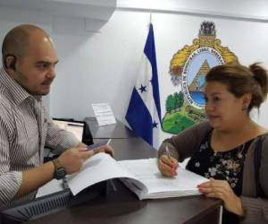 Según informaron las autoridades, cada mes unos 1,400 hondureños son atendidos de manera presencial, vía teléfono y a través de las redes sociales en la Embajada de España.