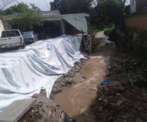 Las autoridades de socorro ya procedieron de momento a cubrir el área -del muro de contención que se cayó, con una lona para evitar sigua el deslave.