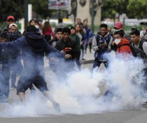 Los leales a Morales estaban protestando en las calles, lo que motivó la reacción policial, pues otros vecinos temían saqueos. Foto AFP