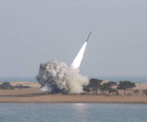 El misil se mantuvo en el aire durante una media hora, antes de caer en el mar de Japón. Foto AFP