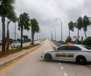 La tormenta monstruosa Dorian se detuvo casi por completo sobre las Bahamas, prolongando la agonía cuando las crecientes aguas del mar y los vientos huracanados hicieron estragos en las comunidades isleñas bajas y provocaron evacuaciones masivas a lo largo de la costa este de los EE. UU.