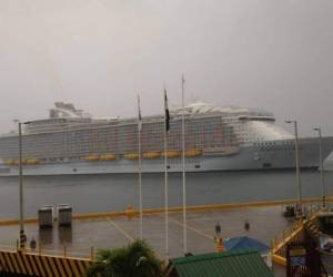 El pasado 19 de noviembre arribó al puerto de Roatán el crucero más grande del mundo, el Symphony of The Seas.