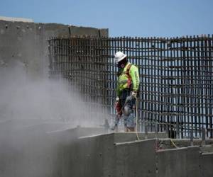 El proyecto implica invertir 200.000 millones de dólares en fondos federales para estimular el gasto público a nivel local y estatal, a fin de reparar la infraestructura del país tales como calles, carreteras, puertos y aeropuertos. Foto: AP