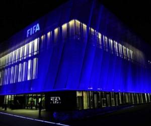 La FIFA prohíbe a los clubes el fichaje de extranjeros menores de 18 años (16 años para los europeos), salvo que cumplan determinadas condiciones.