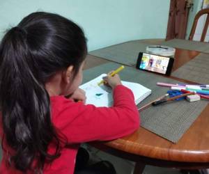 Las mesas, muebles y sillas de casa se convirtieron en los pupitres de los infantes para recibir clases a través de un celular. Foto: EL HERALDO