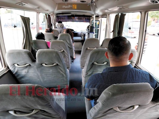 EL HERALDO comprobó que utilizar la aplicación no llevaría más de 20 segundos, bajo el riesgo de ser descubierto. El espacio en los buses ejecutivos es reducido.