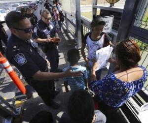 El programa está diseñado para darles a los solicitantes de asilo acceso telefónico 24 horas al día en una sala privada antes de la entrevista de asilo inicial. Foto: Agencia AP.