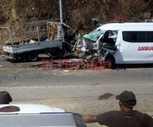 El camión y la ambulancia del INP impactaron de forma frontal y quedaron parcialmente destruidos.