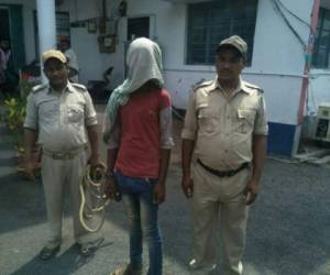 Un presunto violador (centro) custodiado por la policía tras ser detenido en relación a la violación e intento de quemar a una adolescente de 17 años en Pakur, India. Foto AFP
