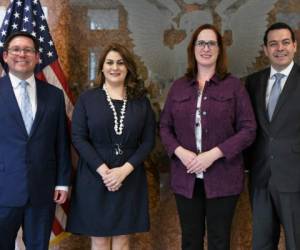 En el lanzamiento del programa participaron la encargada de Negocios de la Embajada de los Estados Unidos en Honduras, Heide B. Fulton, la canciller María Dolores Agüero y el secretario de Trabajo y Seguridad Social, Carlos Madero. FOTO: Cortesía Embajada de Estados Unidos.