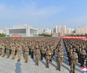 Esta fotografía tomada el 16 de mayo de 2022 y publicada por la Agencia Central de Noticias de Corea (KCNA) oficial de Corea del Norte el 17 de mayo muestra un mitin del campo médico militar del Ejército Popular de Corea y el Ministerio de Defensa para controlar la crisis epidémica, en Pyongyang.