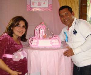 Los emocionados padres de su segunda hija posaron ante la cámara.