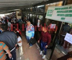 Los hondureños esperan por largas horas para ser atendidos. Foto: David Romero/ EL HERALDO