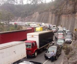 El paso en la zona norte del país se ha visto obstaculizado por los transportistas de carga pesada. Foto: Twitter