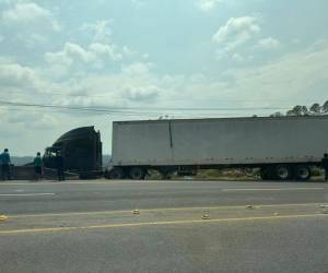 Afortunadamente, el conductor del vehículo de carga salió ileso del accidente que pudo convertirse en una tragedia.