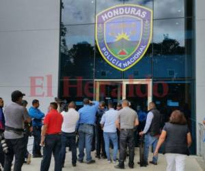 Los periodistas esperan a que las autoridades realicen una conferencia de prensa. Foto: EL HERALDO