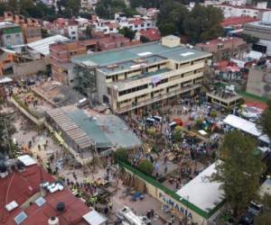 Voluntarios y socorristas intentan rescatar a niños atrapados tras el derrumbe de una escuela en la Ciudad de México en 2017. Foto: AP