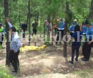 El cuerpo sin vida del bebé fue sacado del lugar donde lo dejaron semienterrado en el barrio La Escondida de Valle de Ángeles, desconociendo la identidad de la desalmada progenitora, foto: Estalin Irías/El Heraldo/Noticias de Honduras/Sucesos de Honduras/El Heraldo Honduras.