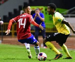 El jamaiquino Nestor Alvas Powell (d) compite por el balón con el costarricense Jimmy Marin durante el partido de clasificación de la Concacaf para la Copa Mundial de la FIFA Qatar 2022 en el Estadio Nacional de San José, el 8 de septiembre de 2021. Foto: AFP