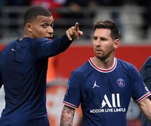 El delantero francés del Paris Saint-Germain Kylian Mbappé habla con el delantero argentino del Paris Saint-Germain Lionel Messi al final del partido de fútbol francés L1 entre el Stade de Reims y el Paris Saint-Germain en el estadio Auguste Delaune de Reims. Foto:AFP