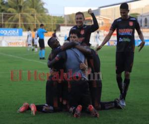 Los Rojos del Vida celebraron el triunfo ante el Platense en Puerto Cortés. Foto: Grupo Opsa.