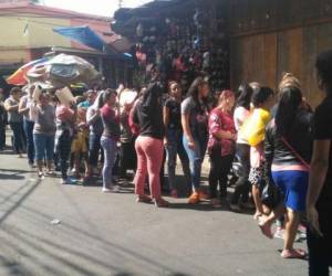 Desde las 4:00 AM los progenitores acudieron al colegio para matricular a sus hijos aplazados.