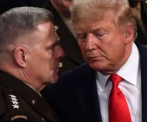 En esta foto de archivo, el presidente del Estado Mayor Conjunto, el general Mark Milley conversa con el presidente de los Estados Unidos, Donald Trump. Foto AFP