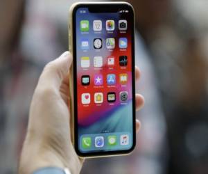 La foto de archivo muestra un Apple iPhone XR en exhibición en el Steve Jobs Theatre después de un evento para anunciar nuevos productos. Foto: Agencia AP.