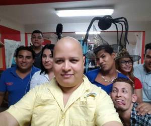 El periodista hondureño Igor Padilla junto al elenco de Los Verduleros.