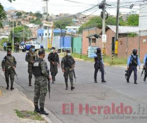 Las autoridades cerraron la vía para recabar evidencias sobre los hechores del crimen. Foto: Marvin Salgado /El Heraldo.