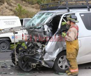 Completamente destruido quedó la parte frontal del automotor que impactó contra la rastra aparcada. (Foto: Estalin Irías/ El Heraldo)