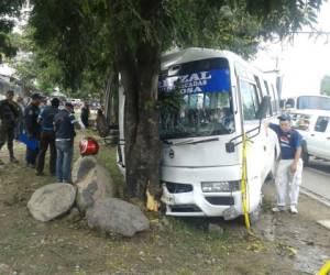 El autobús impactó contra un árbol tras el ataque. (Fotos: Wilfredo Alvarado)