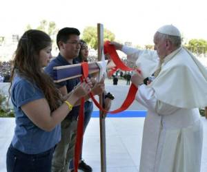 A modo de anécdota, el papa Francisco dijo que en una ocasión preguntó a un joven qué es lo peor que le podía pasar y éste respondió que quedarse sin batería en el celular o perder la señal de internet, porque se desconecta del mundo. Foto: AFP