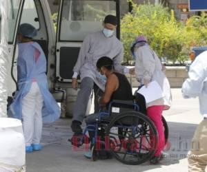 Una paciente es ingresada al centro de triaje del Juan Pablo II, lugar que será revisado para reparar el aire acondicionado y así dar mayor capacidad en la sala de estabilización, que se ve limitada ante el problema. Foto: David Romero/El Heraldo