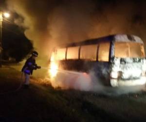 El autobús fue incinerado a las 4:30 de la mañana del miércoles, según los vecinos.