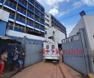 Varias ambulancias de Cruz Roja y Bomberos trasladaron a los heridos hasta el Hospital Escuela que permanece custodiado por elementos uniformados. Foto: Estalin Irías/ EL HERALDO.